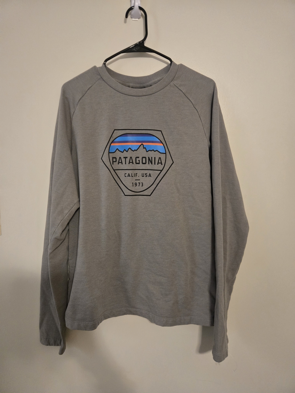 Patagonia Men's Gray Long-Sleeve Logo Organic Cotton Sweatshirt Size Medium